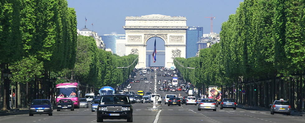 Avenue des Champs Elysées donnant sur l'Arc de Triomphe (Paris, FRANCE)